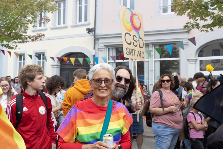 Demeozug und Schild beim CSD Kaiserslautern 2025. © Antonia Rinck