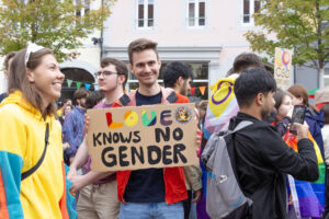 Schild "Love knows no Gender" beim CSD Kaiserslautern 2025. © Antonia Rinck