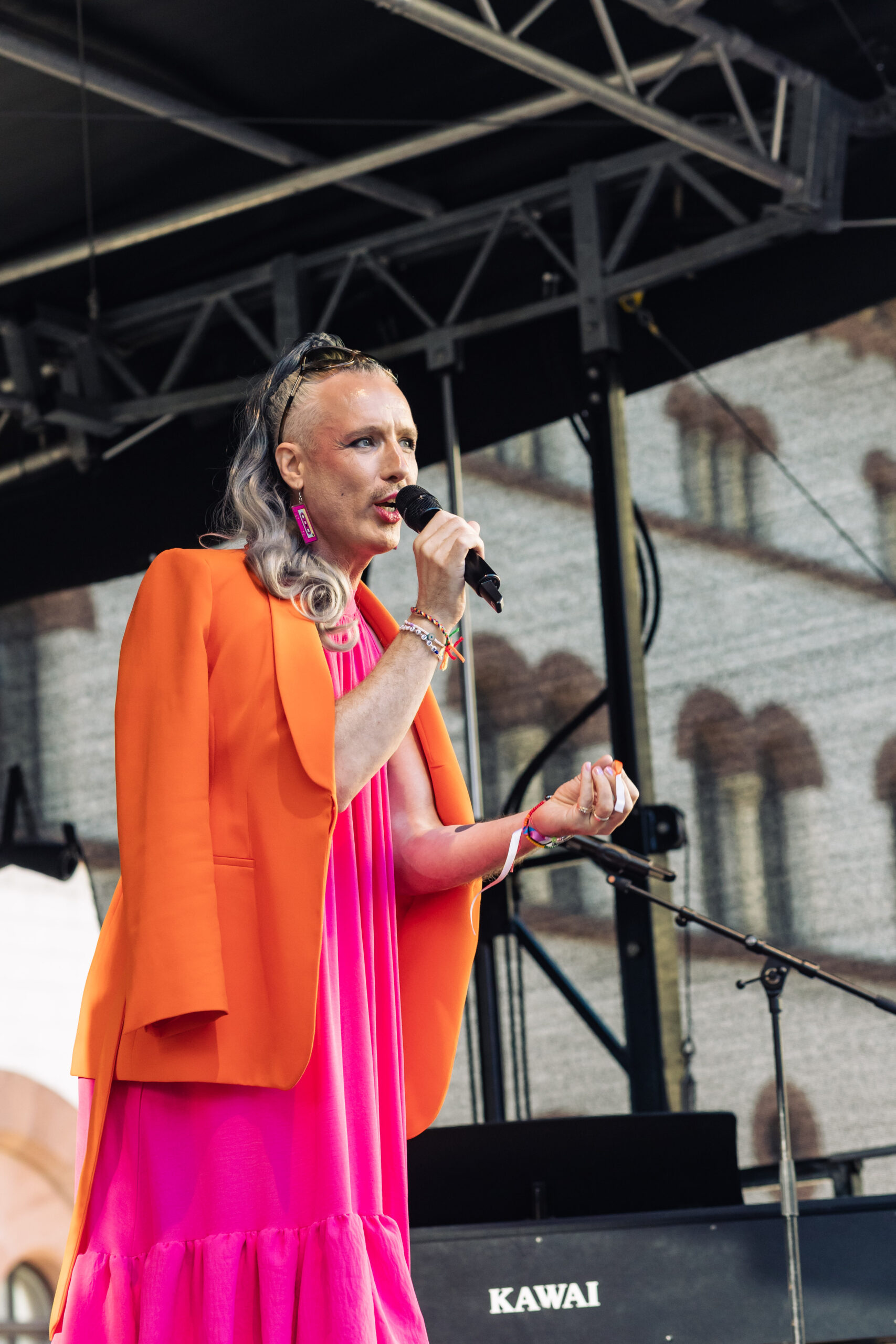 Janboris Ann-Kathrin Rätz aud der Bühne Moderation Talkrunde ©Kirill 0ldshutterhand