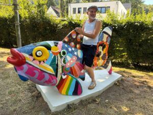 Künstler Oliver Breitenbruch mit dem Pride-Fisch