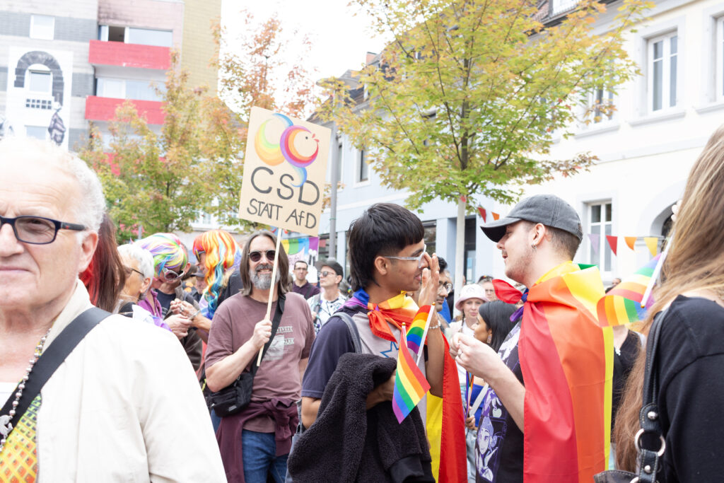 Demoschild CSD statt AFD mit Fisch-Logo beim CSD Lautre 2025 ©Antonia Rinck
