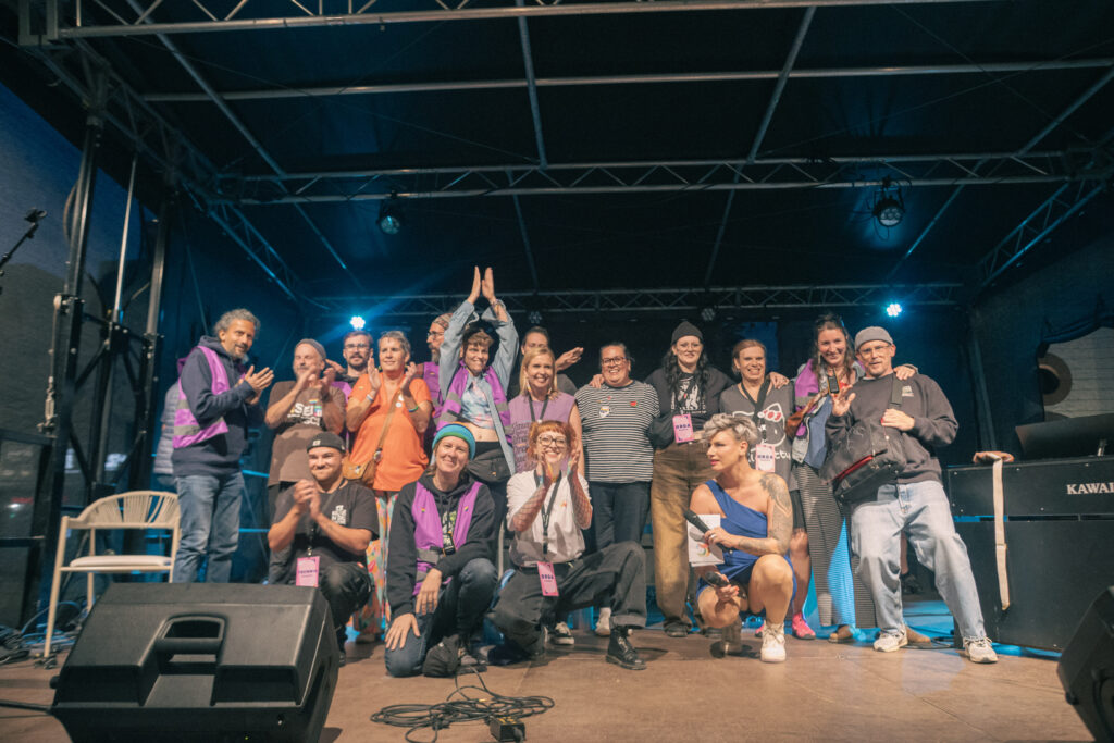 Gruppenfoto auf der Bühne erster CSD Lautre 2025
