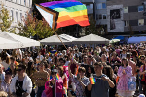 Bühne und Flagge Symbolbild CSD 2026